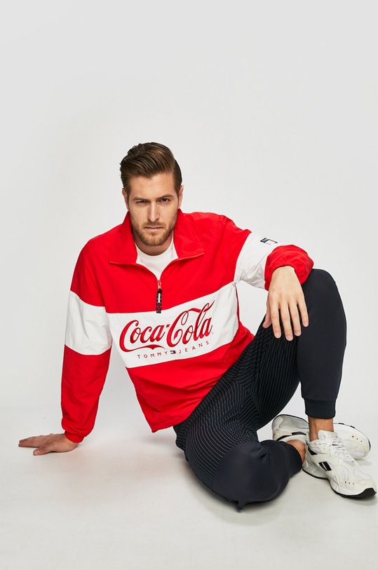 Tommy Jeans - Rövid kabát x Coca-Cola nem bélelt piros DM0DM06849