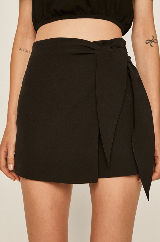 Tally Weijl - Pantaloni scurti cu elastan negru SSHPEGUKO