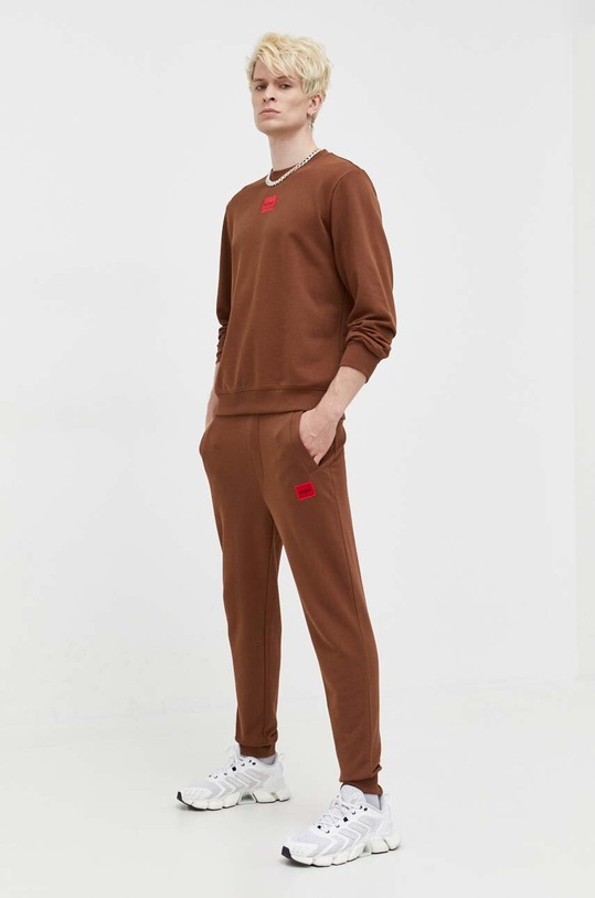 Βαμβακερή μπλούζα HUGO 50447964 καφέ AW25