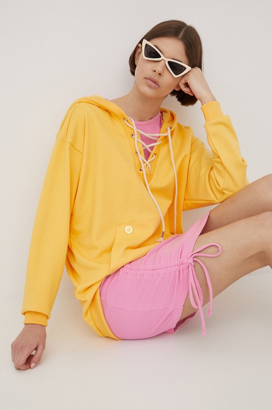 Femi Stories bluza bawełniana Felicia z kapturem żółty FELICIA.JYLW