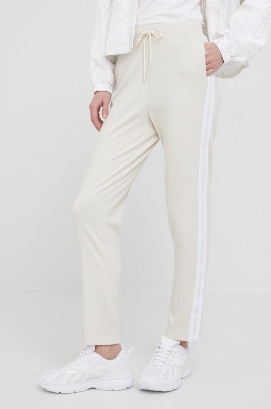 Tepláky Calvin Klein Jeans s elastanom béžová J20J218731.PPYY