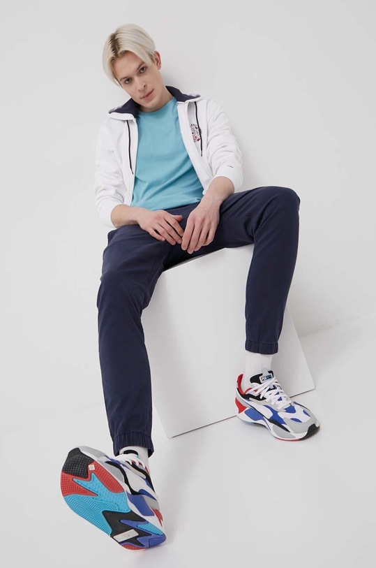 Tommy Jeans Spodnie DM0DM13388.PPYY z elastanem granatowy DM0DM13388.PPYY