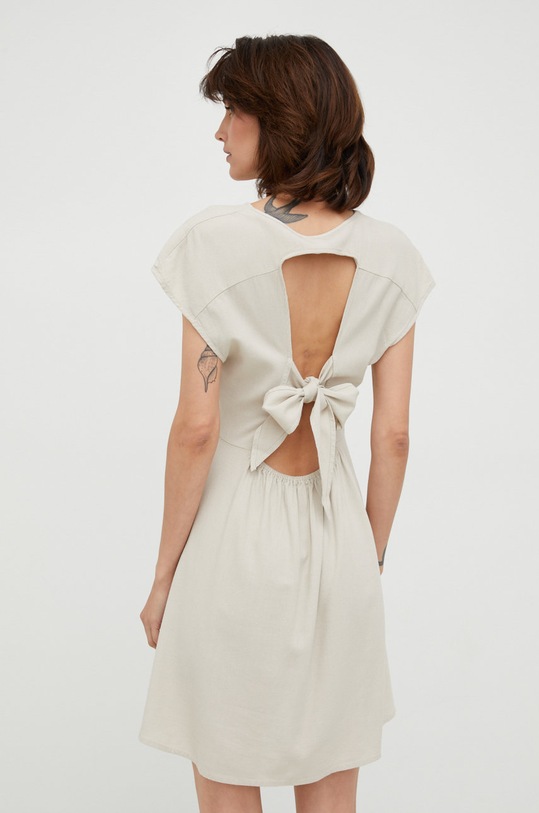 Odzież Vero Moda sukienka z domieszką lnu 10260353.SilverLini beżowy