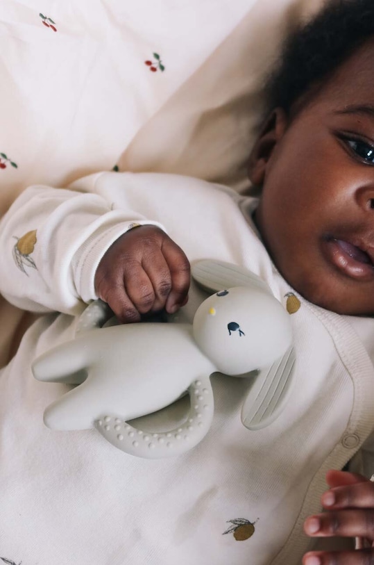 Konges Sløjd gryzak niemowlęcy TEETH SOOTHER RABBIT beżowy KS1299
