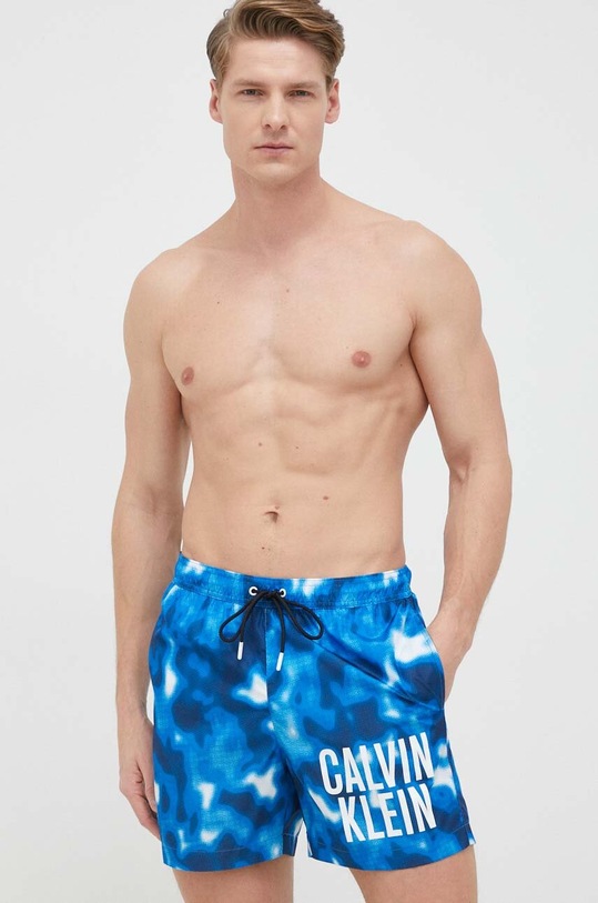 Calvin Klein szorty kąpielowe wzorzyste niebieski KM0KM00795.PPYX