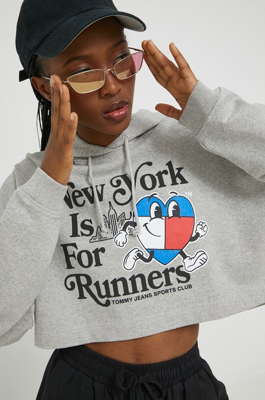 Βαμβακερή μπλούζα Tommy Jeans στάμπα γκρί DW0DW14872.PPYX