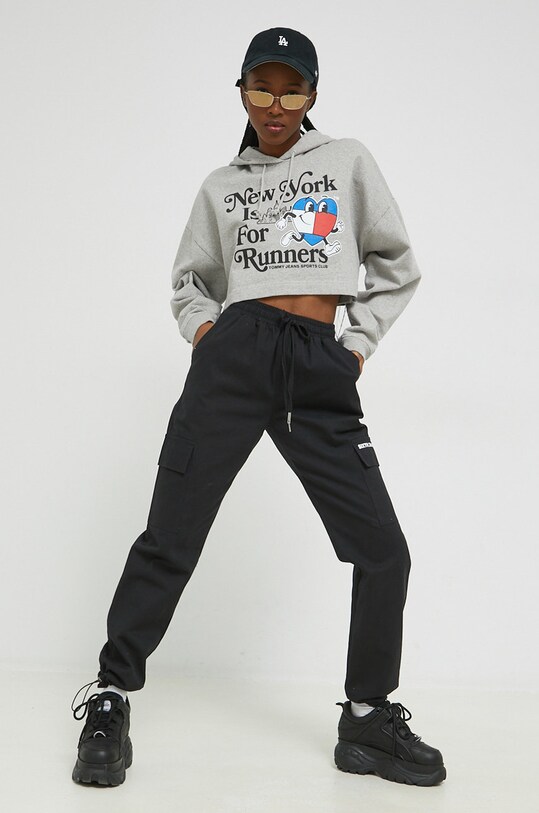 Βαμβακερή μπλούζα Tommy Jeans DW0DW14872.PPYX γκρί SS23