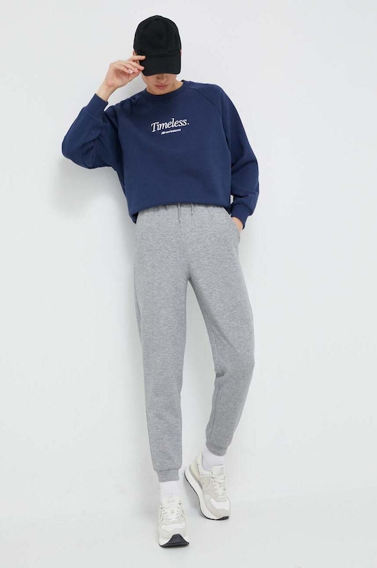 Памучен суичър New Balance WT31557NNY тъмносин SS23