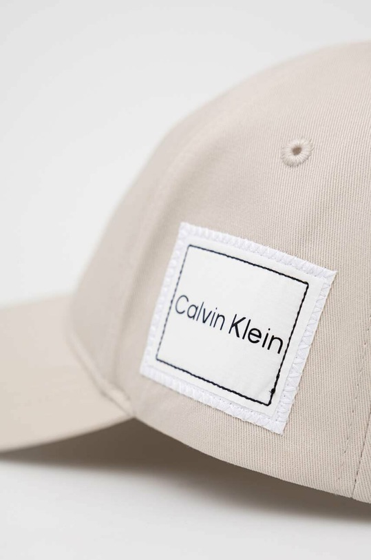 Bavlnená šiltovka Calvin Klein K50K510332.PPYX béžová SS23