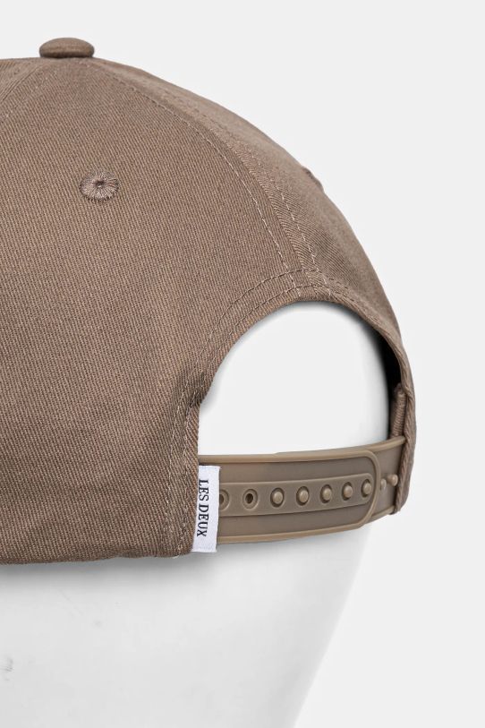 Akcesoria Les Deux czapka z daszkiem bawełniana LDM702043. brązowy