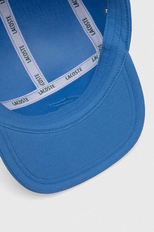 Памучна шапка с козирка Lacoste син RK6843