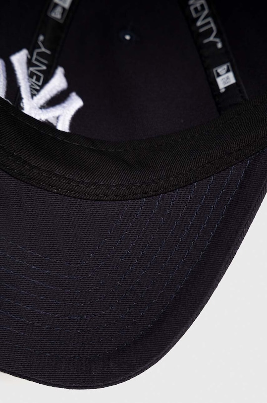 Памучна шапка с козирка New Era тъмносин 60348850.NVYWHI