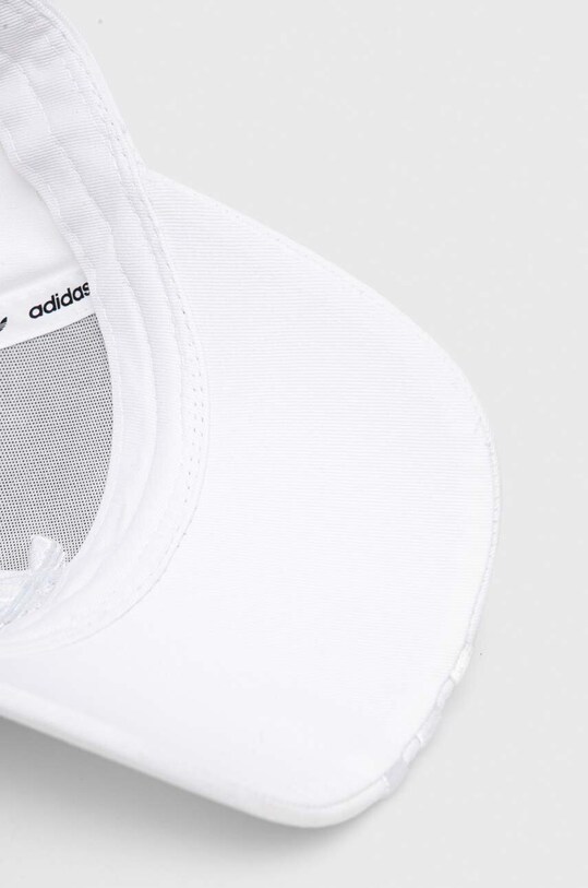 Шапка с козирка adidas Originals бял IL4851