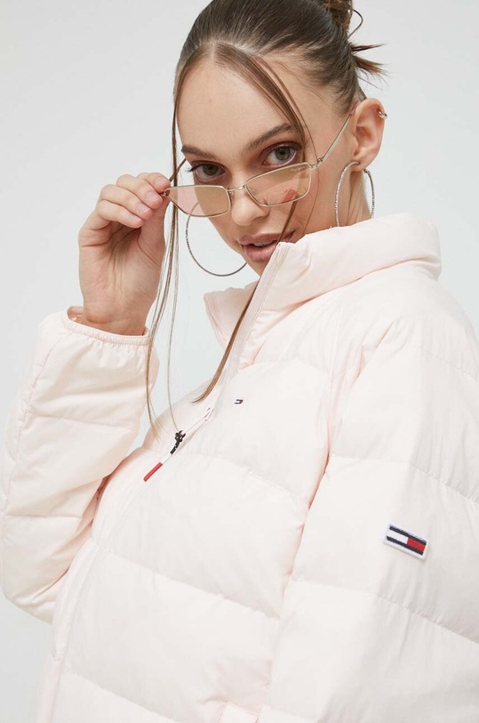 Péřová bunda Tommy Jeans DW0DW14929.PPYX růžová