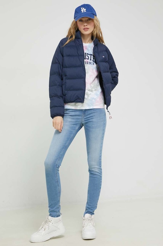 Péřová bunda Tommy Jeans DW0DW14929.PPYX námořnická modř SS23