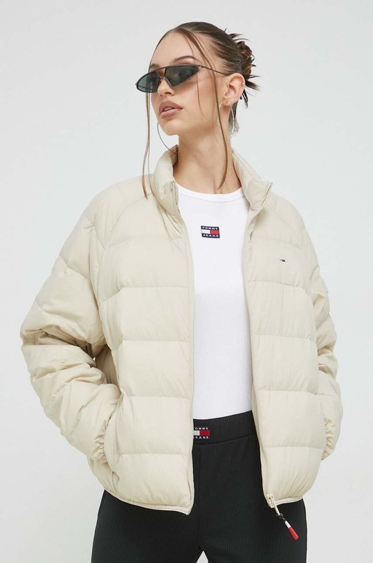Péřová bunda Tommy Jeans přechodné béžová DW0DW14929.PPYX