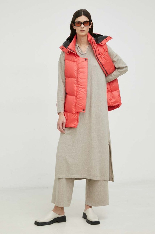 Αμάνικο από πούπουλα MMC STUDIO SPRING.BASIC κόκκινο SS23