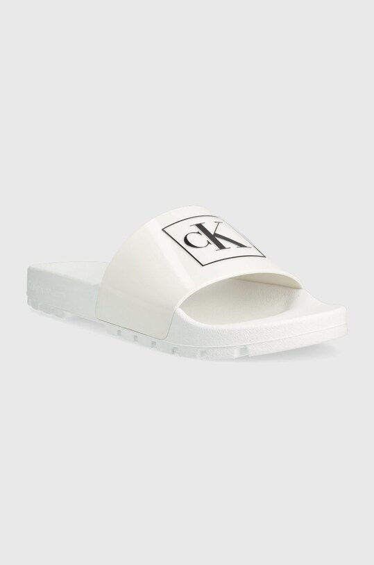 Natikači Calvin Klein Jeans YM0YM00591 TRUCK SLIDE MONOGRAM RUBBER M YM0YM00591 bela SS23