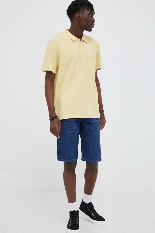 Βαμβακερό μπλουζάκι πόλο Wrangler W7BJK4Y36 κίτρινο SS23