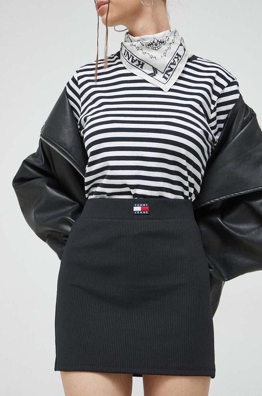 Tommy Jeans spódnica z elastanem czarny DW0DW15389.PPYX
