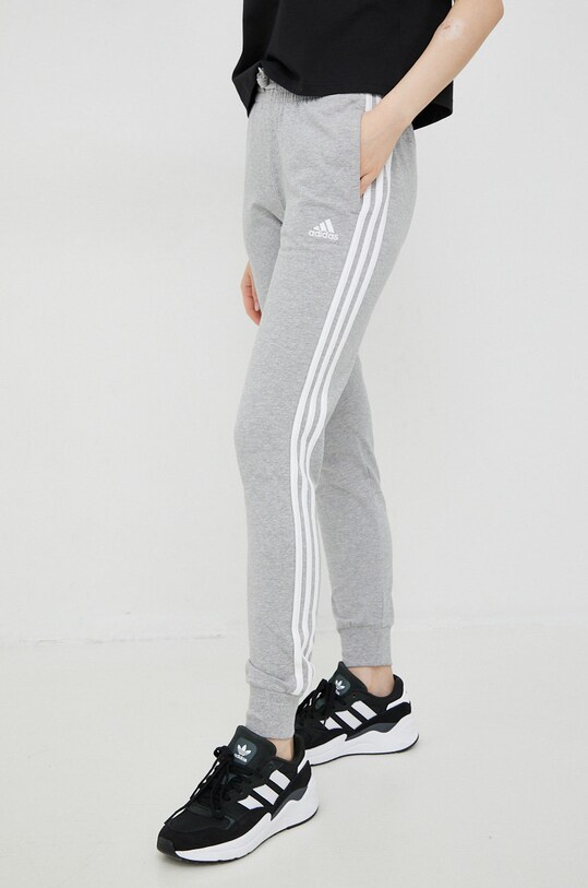 Спортивные штаны adidas аппликация серый HF2605