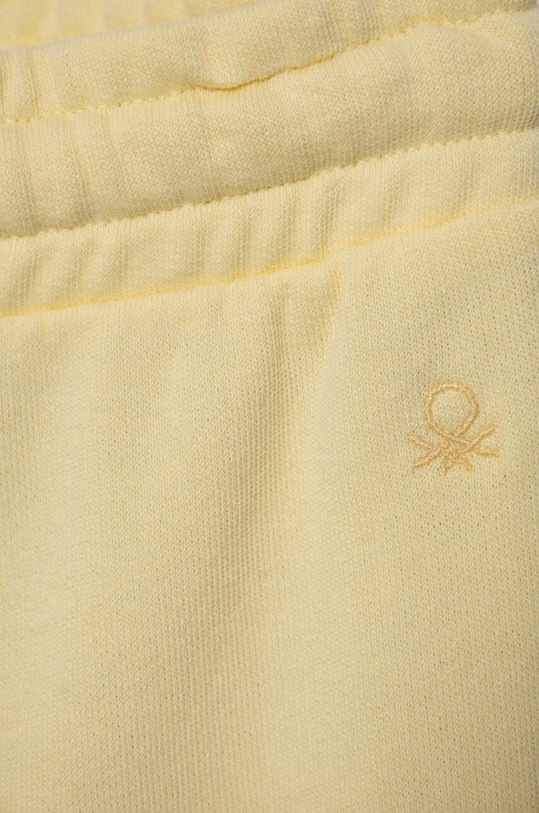 Dziewczynka United Colors of Benetton spodnie dresowe bawełniane dziecięce 3J68CF02H.G.SEASONAL żółty