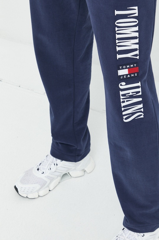 Βαμβακερό παντελόνι Tommy Jeans σκούρο μπλε DM0DM15792.PPYX