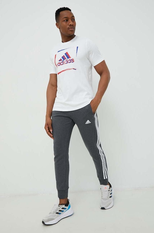 Бавовняні спортивні штани adidas аплікація сірий IC9408