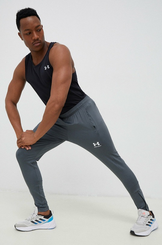 Tréningové nohavice Under Armour Challenger s elastanom sivá 1365417