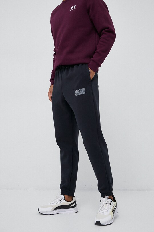 Under Armour spodnie dresowe aplikacja czarny 1377175