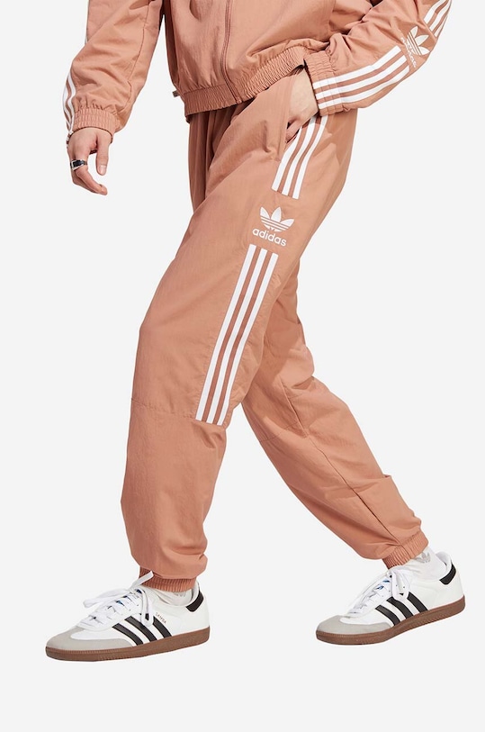 Παντελόνι φόρμας adidas Originals πλεκτό ύφασμα καφέ IA6356