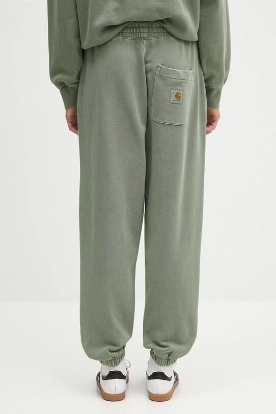 Дрехи Памучен спортен панталон Carhartt WIP Nelson Sweat Pant I029961.1YFGD зелен
