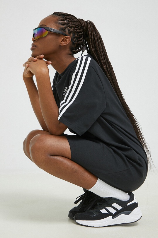 Памучна рокля adidas черен HR4923