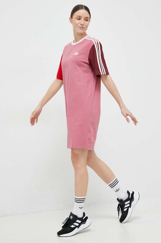 Βαμβακερό φόρεμα adidas IC1461 ροζ SS23