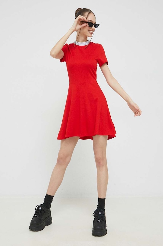 Tommy Jeans sukienka z elastanem czerwony DW0DW15755.PPYX