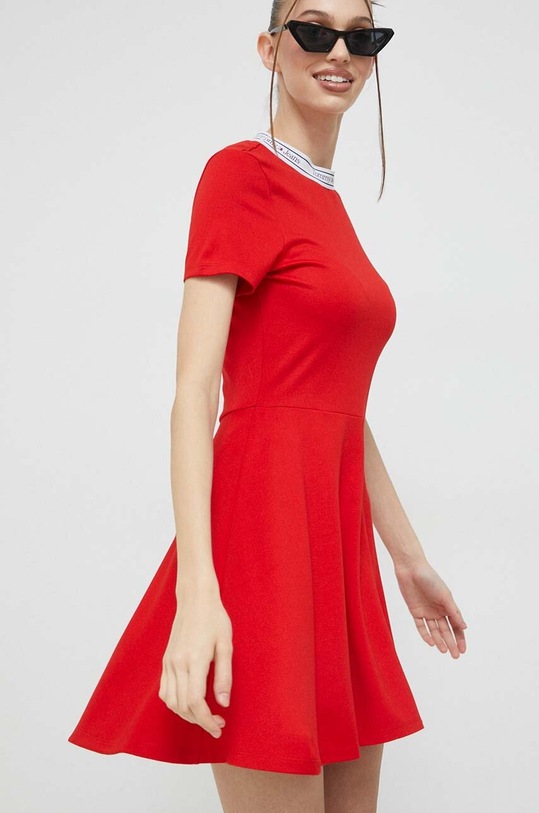 Tommy Jeans sukienka DW0DW15755.PPYX czerwony SS23