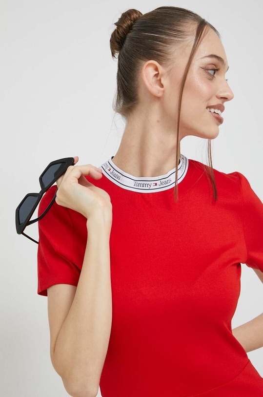 Tommy Jeans sukienka DW0DW15755.PPYX czerwony