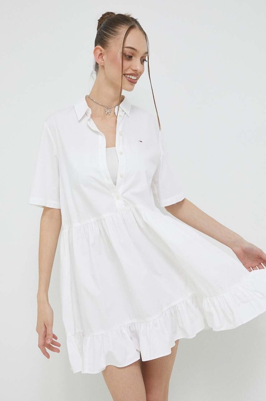 Bavlněné šaty Tommy Jeans mini bílá DW0DW15175.PPYX