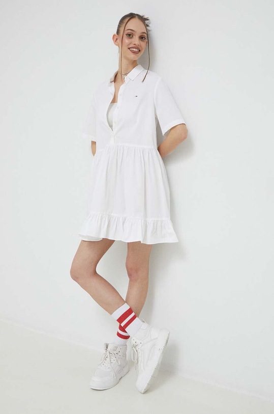 Bavlněné šaty Tommy Jeans DW0DW15175.PPYX bílá SS23