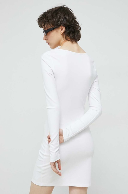 Odzież Tommy Jeans sukienka DW0DW15347.PPYX biały