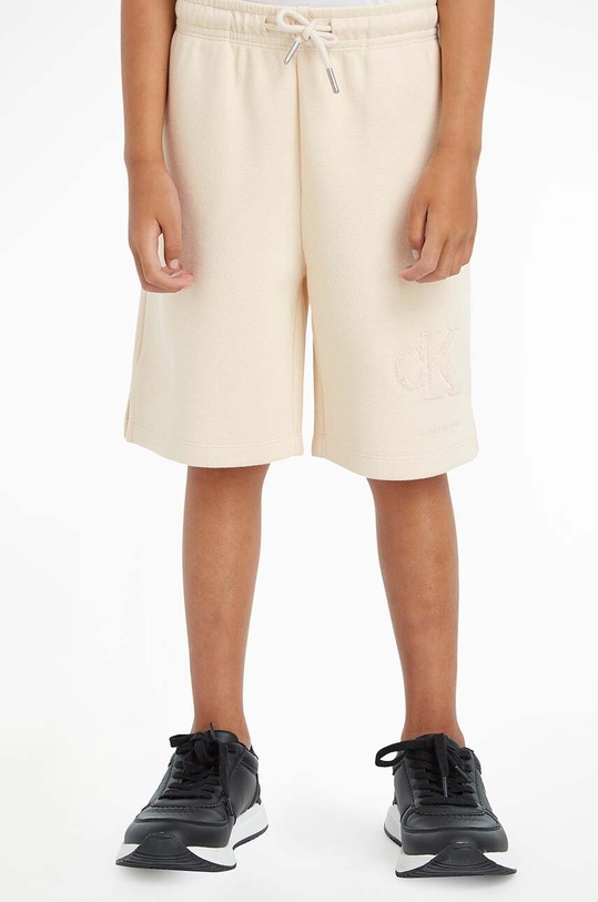 Calvin Klein Jeans szorty dziecięce casual beżowy IB0IB01618.PPYX