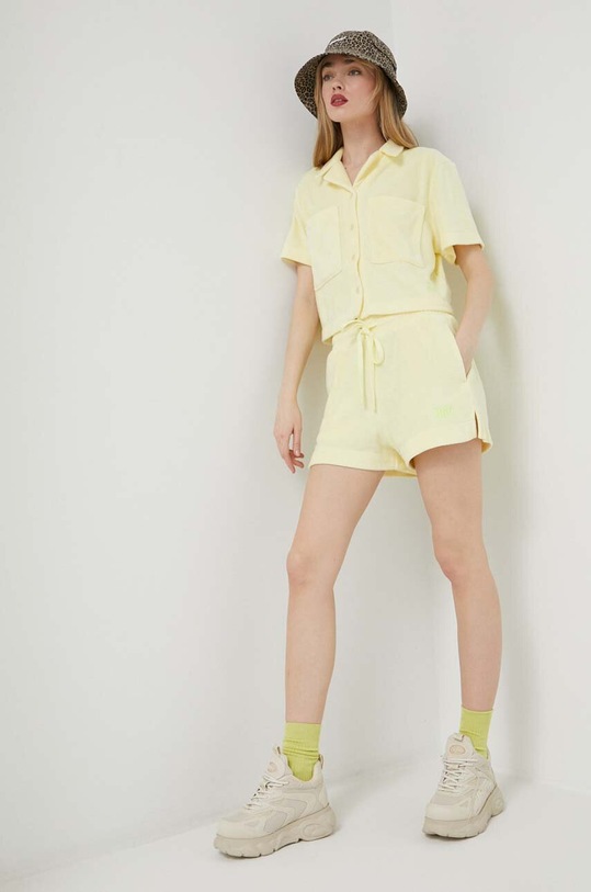 UGG pantaloni scurti 1140733 galben SS23