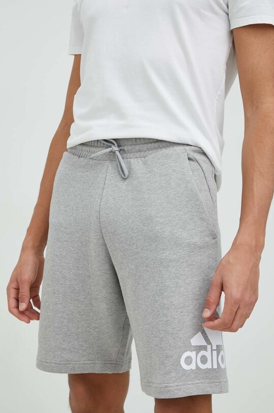 Памучен къс панталон adidas IC9403 сив SS24