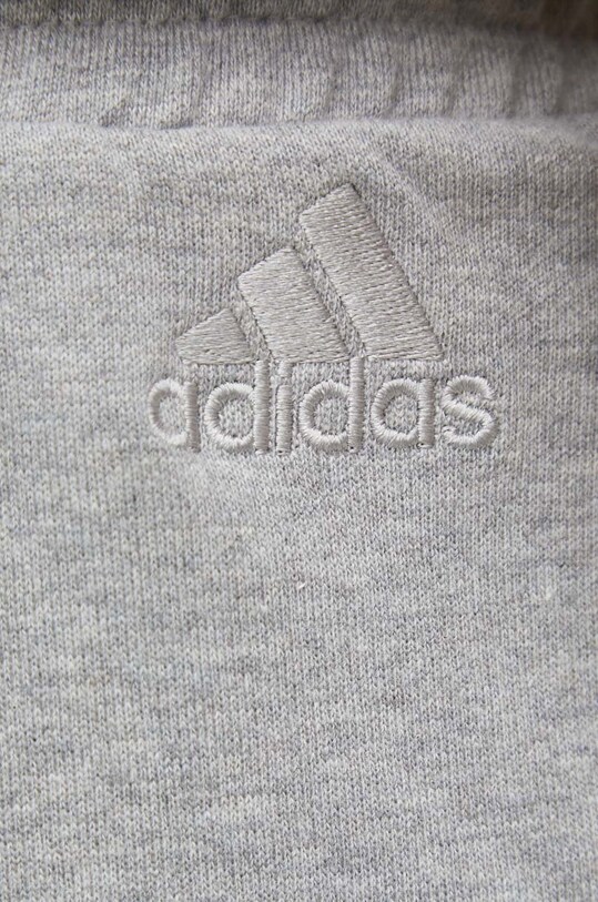 Памучен къс панталон adidas сив IC9403