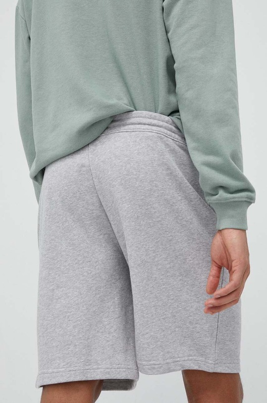 Дрехи Памучен къс панталон adidas IC9816 сив