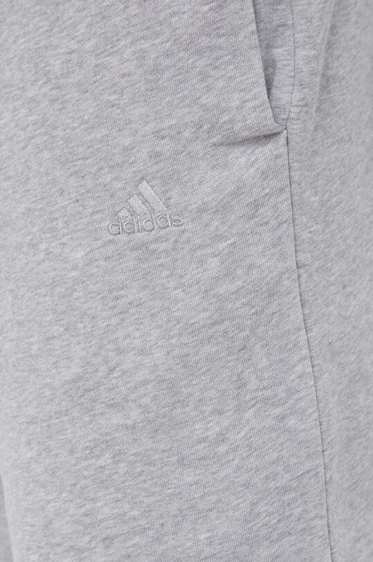 Памучен къс панталон adidas сив IC9816