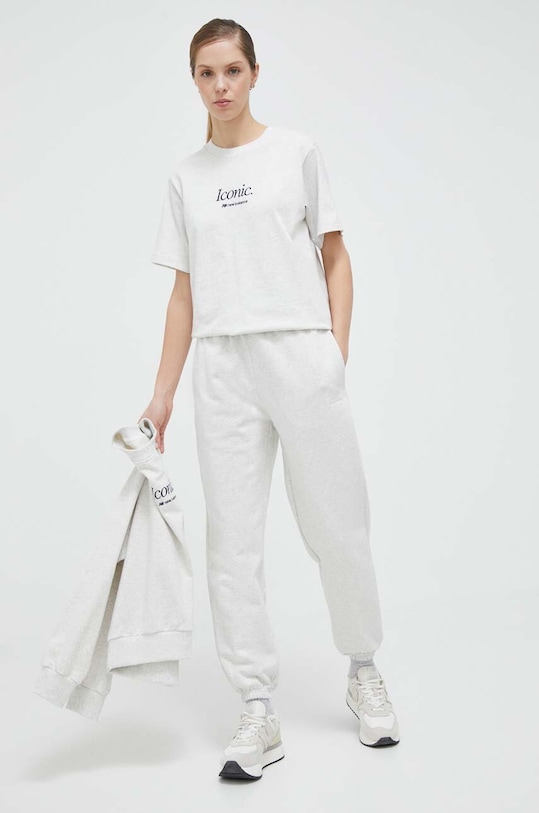 Bavlnené tričko New Balance WT31551SAH sivá SS23