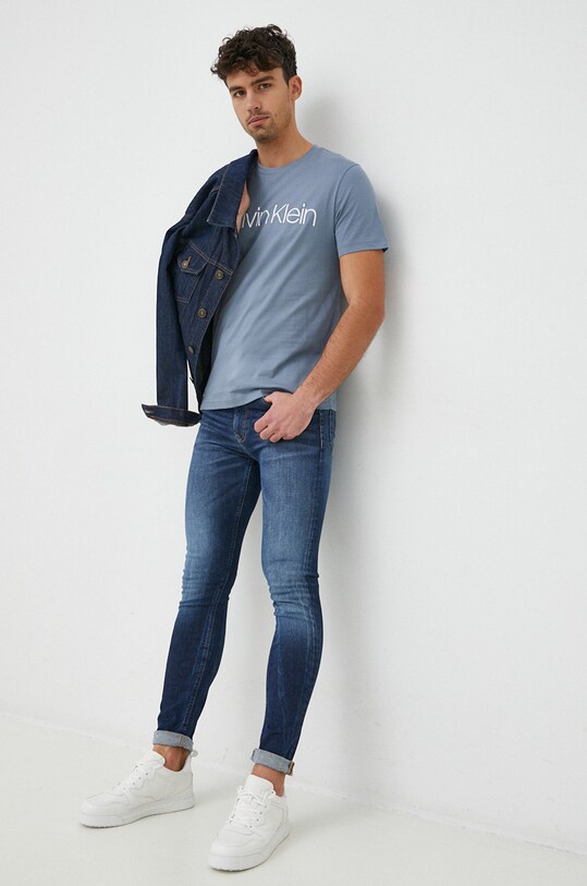 Bavlněné tričko Calvin Klein K10K103078.PPYX modrá SS23