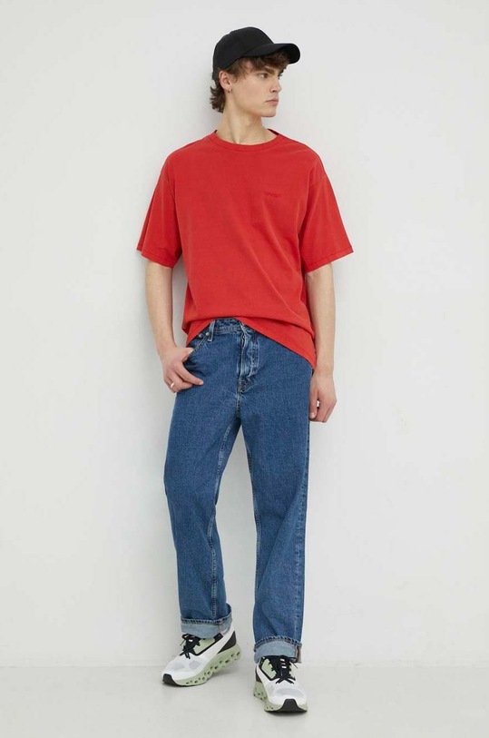 Bombažna kratka majica Levi's Okrogel rdeča A0637.0044