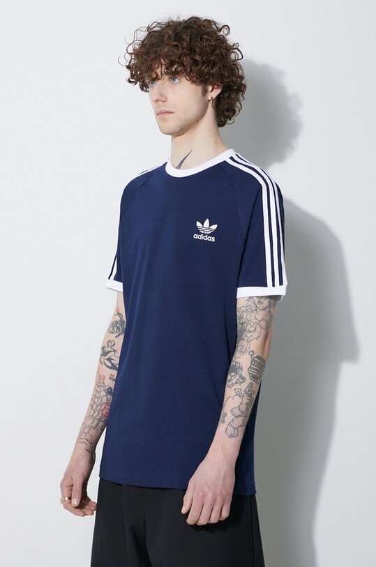 Βαμβακερό μπλουζάκι adidas Originals σκούρο μπλε IA4850